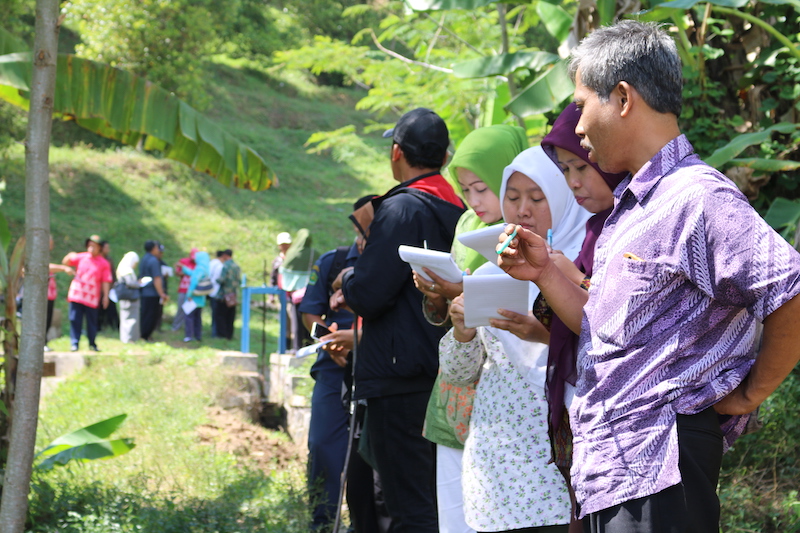 The community is asked to check the condition of the irrigation system in Kalisidi village. Photo credit: Rais Wildan/Mercy Corps Indonesia