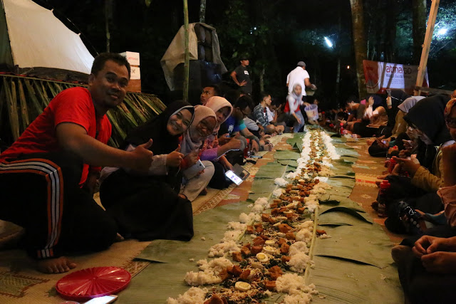 Participants shared their meal on long banana leaves
